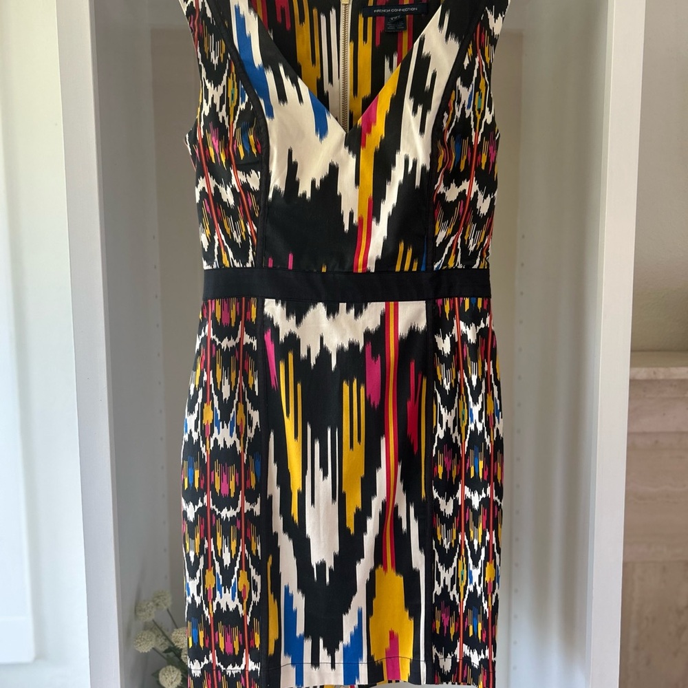 French Connection Black and White Sheath Mini Dress V-Neck Sleeveless